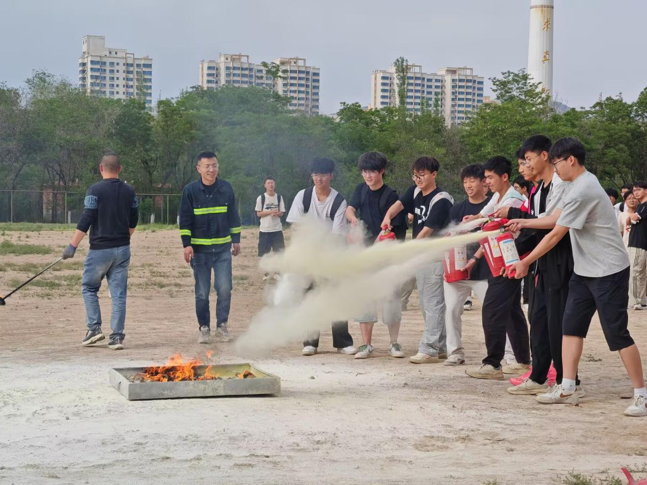 消防实训强技能 应急演练筑防线——必赢3003no1线路检测中心“一站式”学生社区举办消防培训与应急演练